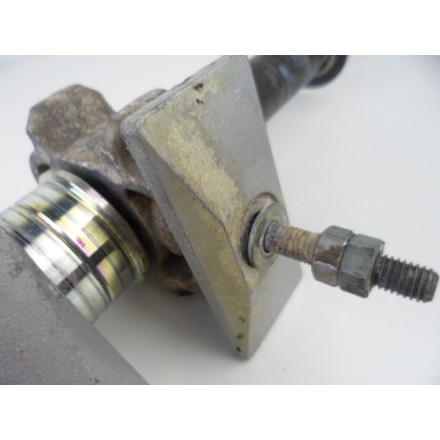 ASSE PERNO RUOTA POSTERIORE CON BOCCOLE E TENDICATENA ORIGINALE YAMAHA FZ6 2007