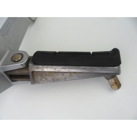 SUPPORTO CON PEDANA ANTERIORE PILOTA SINISTRA ORIGINALE YAMAHA FZ6 2007