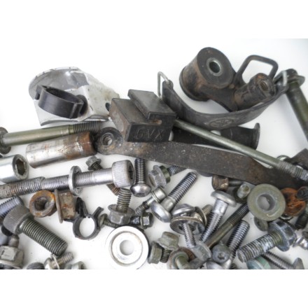 SET VITERIA E BULLONERIA PERNI VITI DADI E BULLONI ORIGINALI YAMAHA FZ6 2007