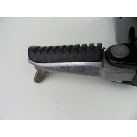 SUPPORTO CON PEDANA ANTERIORE PILOTA DESTRA ORIGINALE KAWASAKI ZR-7 S 2004