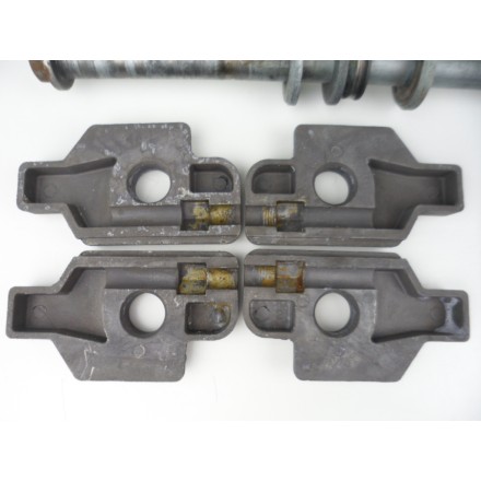 PERNO ASSE RUOTA POSTERIORE CON TENDICATENA E BOCCOLE APRILIA PEGASO 650 1998