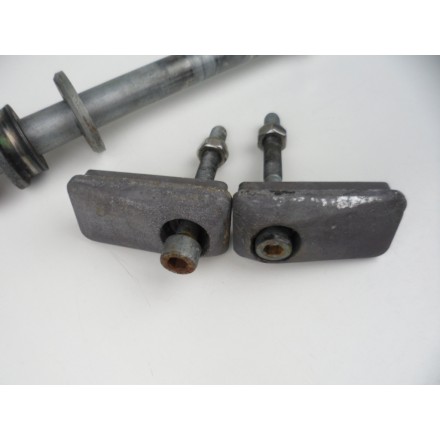 PERNO ASSE RUOTA POSTERIORE CON TENDICATENA E BOCCOLE APRILIA PEGASO 650 1998