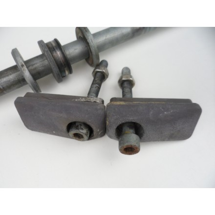 PERNO ASSE RUOTA POSTERIORE CON TENDICATENA E BOCCOLE APRILIA PEGASO 650 1998