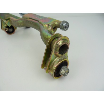 BRACCIO OSCILLANTE POSTERIORE SUPPORTO MOTORE/TELAIO HONDA PANTHEON 125 2003