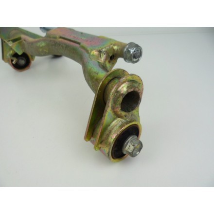 BRACCIO OSCILLANTE POSTERIORE SUPPORTO MOTORE/TELAIO HONDA PANTHEON 125 2003