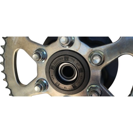 QJ Motor SRK 125 S 2024 MOZZO RUOTA POSTERIORE CON CORONA ORIGINALE