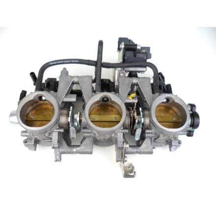 CORPO FARFALLATO COMPLETO CON INIETTORI BENZINA TRIUMPH STREET TRIPLE 675 2010