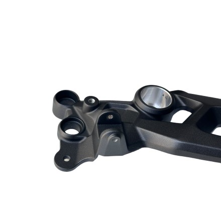 PIASTRA SUPPORTO PEDANA SINISTRA ORIGINALE DUCATI MONSTER 937 SP 950 (2022-2024)