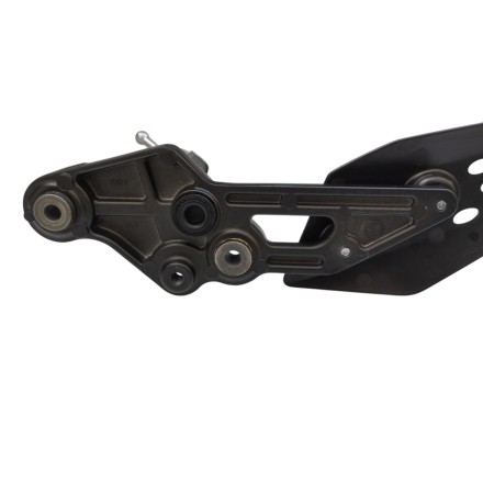 SUPPORTO PEDANA ANTERIORE SINISTRA ORIGINALE YAMAHA MTT690 Tracer 700 2023