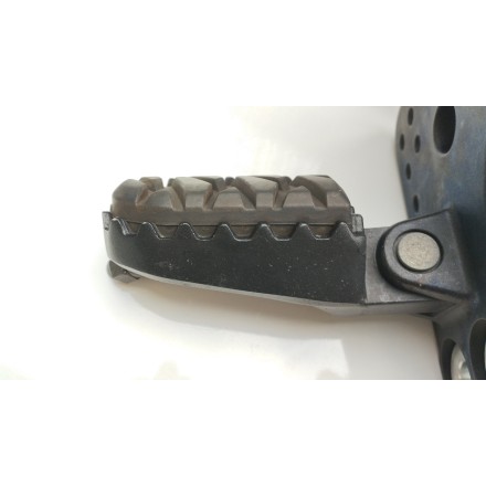 SUPPORTO PEDANA ANTERIORE PILOTA DESTRA ORIGINALE CFMOTO 800MT EXPLORE 2023