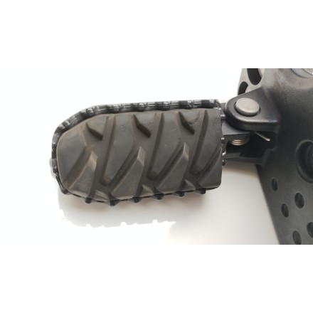 SUPPORTO PEDANA ANTERIORE PILOTA SINISTRA ORIGINALE CFMOTO 800MT EXPLORE 2023