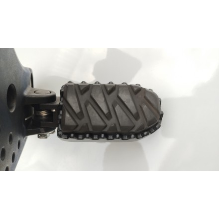 SUPPORTO PEDANA ANTERIORE PILOTA DESTRA ORIGINALE CFMOTO 800MT EXPLORE 2023