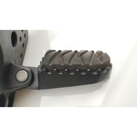 SUPPORTO PEDANA ANTERIORE PILOTA SINISTRA ORIGINALE CFMOTO 800MT EXPLORE 2023