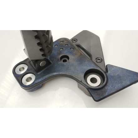 SUPPORTO PEDANA ANTERIORE PILOTA DESTRA ORIGINALE CFMOTO 800MT EXPLORE 2023