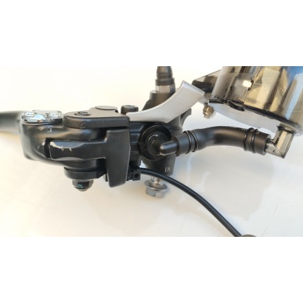 GRUPPO POMPA FRENO ANTERIORE CON LEVA E SENSORE ORIGINALE QJMotor SRT 800 2024