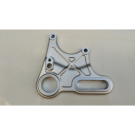 STAFFA SUPPORTO REGGI PINZA FRENO POSTERIORE ORIGINALE QJMotor SRT 800 2024