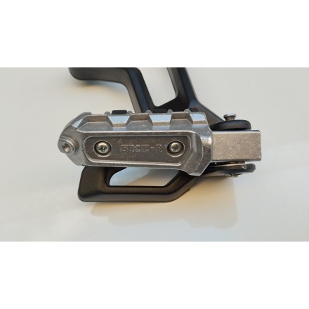 SUPPORTO PEDANA POSTERIORE PASSEGGERO DESTRA ORIGINALE QJMotor SRT 800 2024