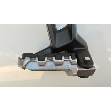 SUPPORTO PEDANA POSTERIORE PASSEGGERO DESTRA ORIGINALE QJMotor SRT 800 2024