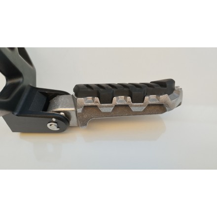 SUPPORTO PEDANA POSTERIORE PASSEGGERO DESTRA ORIGINALE QJMotor SRT 800 2024