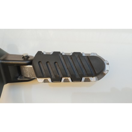 SUPPORTO PEDANA POSTERIORE PASSEGGERO DESTRA ORIGINALE QJMotor SRT 800 2024