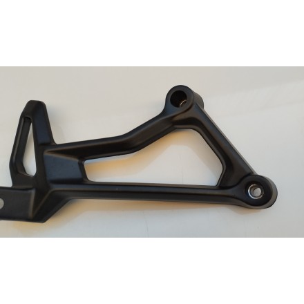 SUPPORTO PEDANA POSTERIORE PASSEGGERO DESTRA ORIGINALE QJMotor SRT 800 2024