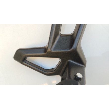 SUPPORTO PEDANA POSTERIORE PASSEGGERO DESTRA ORIGINALE QJMotor SRT 800 2024