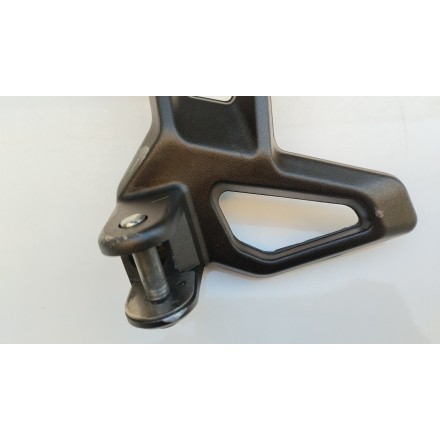 SUPPORTO PEDANA POSTERIORE PASSEGGERO SINISTRA ORIGINALE QJMotor SRT 800 2024