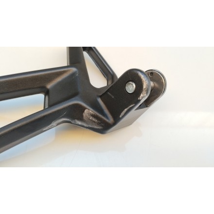 SUPPORTO PEDANA POSTERIORE PASSEGGERO SINISTRA ORIGINALE QJMotor SRT 800 2024