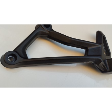 SUPPORTO PEDANA POSTERIORE PASSEGGERO SINISTRA ORIGINALE QJMotor SRT 800 2024