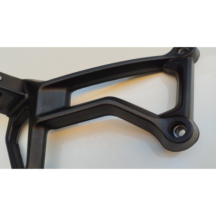 SUPPORTO PEDANA POSTERIORE PASSEGGERO SINISTRA ORIGINALE QJMotor SRT 800 2024