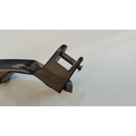 SUPPORTO PEDANA POSTERIORE PASSEGGERO SINISTRA ORIGINALE QJMotor SRT 800 2024