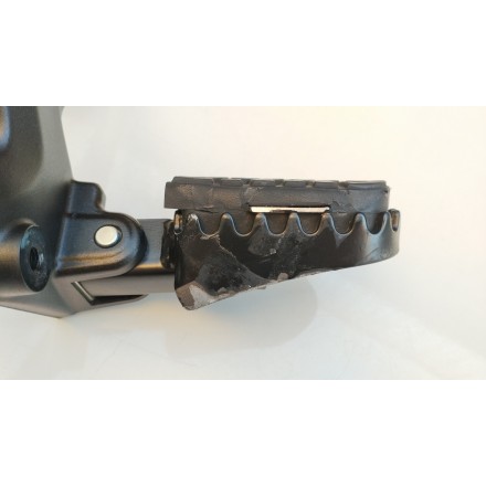 SUPPORTO PEDANA ANTERIORE PILOTA GUIDA SINISTRA ORIGINALE QJMotor SRT 800 2024