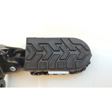 SUPPORTO PEDANA ANTERIORE PILOTA GUIDA SINISTRA ORIGINALE QJMotor SRT 800 2024