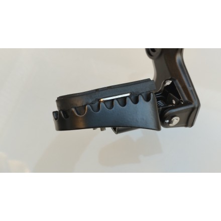 SUPPORTO PEDANA ANTERIORE PILOTA GUIDA SINISTRA ORIGINALE QJMotor SRT 800 2024