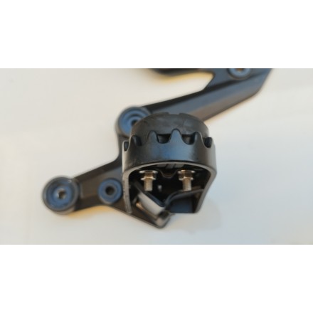 SUPPORTO PEDANA ANTERIORE PILOTA GUIDA SINISTRA ORIGINALE QJMotor SRT 800 2024