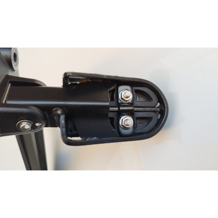 SUPPORTO PEDANA ANTERIORE PILOTA GUIDA SINISTRA ORIGINALE QJMotor SRT 800 2024