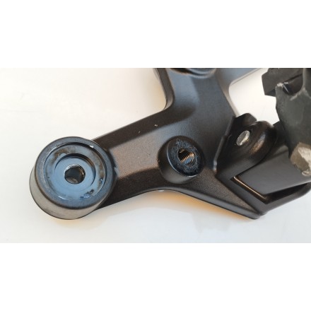 SUPPORTO PEDANA ANTERIORE PILOTA GUIDA SINISTRA ORIGINALE QJMotor SRT 800 2024