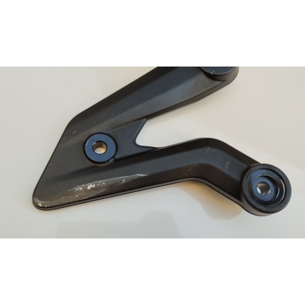 SUPPORTO PEDANA ANTERIORE PILOTA GUIDA SINISTRA ORIGINALE QJMotor SRT 800 2024