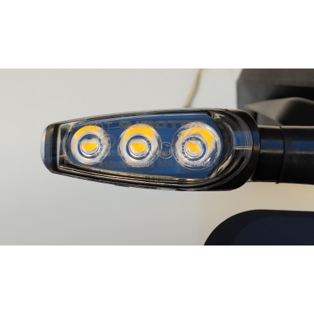 PARAFANGO PORTATARGA POSTERIORE CON FRECCE ORIGINALE QJMotor SRT 800 2024