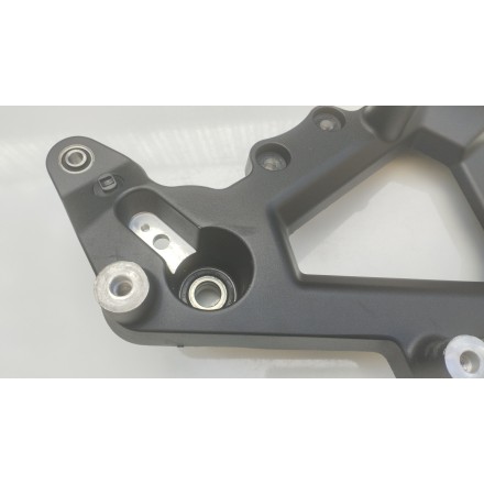 STAFFA SUPPORTO MOTORE SCARICO RUOTA ORIGINALE VOGE SFIDA SR1 125 2024