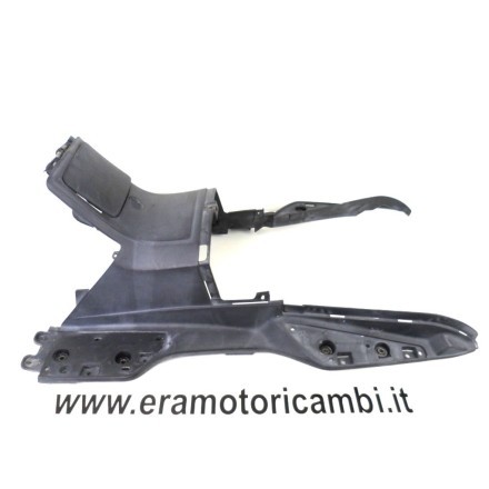 PEDANA POGGIA PIEDI CARENA CENTRALE INFERIORE SUZUKI AN 250 BURGMAN K1 2001