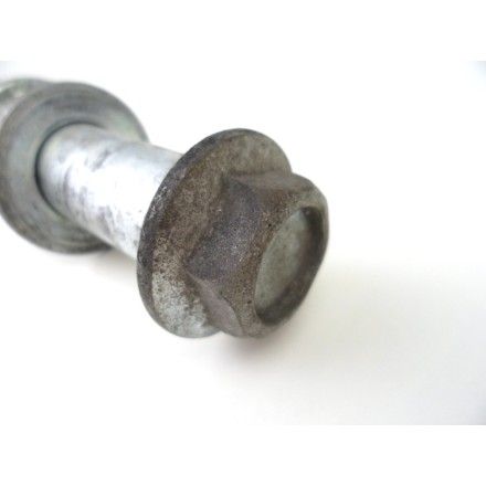 ASSE PERNO ASSIALE RUOTA POSTERIORE CON BOCCOLE DISTANZIALI KAWASAKI ER-6N 2006