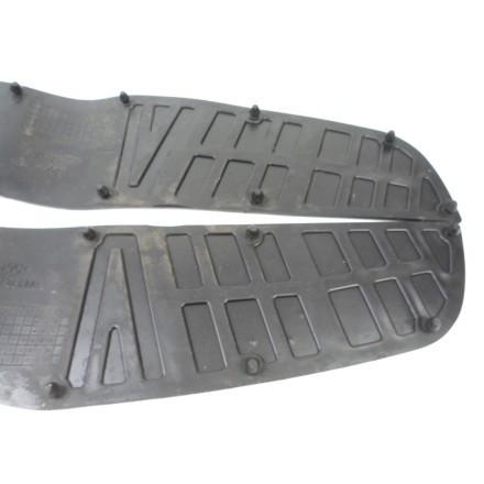 COPPIA TAPPETI GOMME RIVESTIMENTO TAPPETINI PEDANE SUZUKI BURGMAN 125 UH 2007