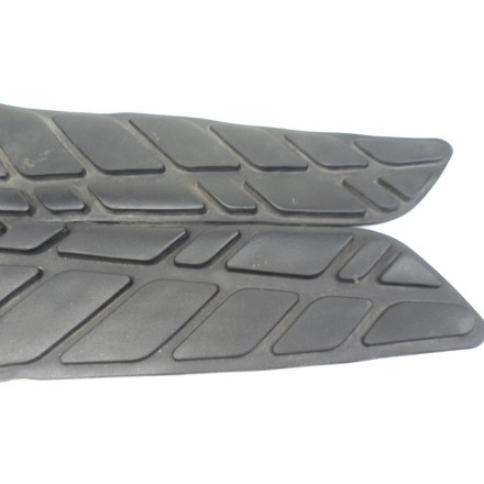 KIT 4 TAPPETINI GOMME RIVESTIMENTO TAPPETI PEDANE SUZUKI AN 400 BURGMAN 2005