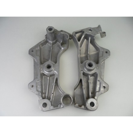 COPPIA SUPPORTI LATERALI MOTORE / FORCELLONE / TELAIO OEM HONDA HORNET 600 2001