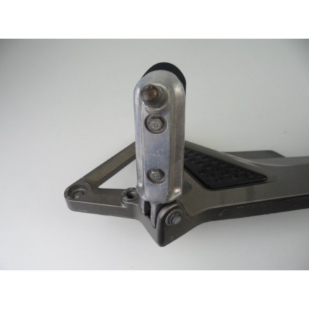 SUPPORTO PEDANA SINISTRA COMPLETA DI PEDALINI POGGIA PIEDE HONDA HORNET 600 2001