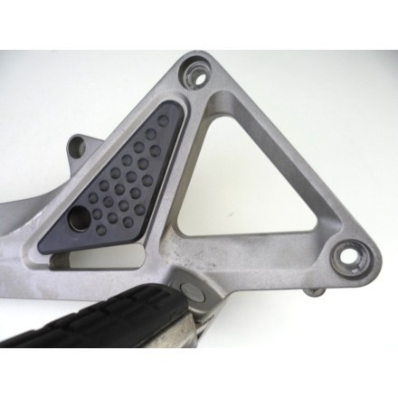 SUPPORTO PEDANA DESTRA COMPLETA DI PEDALINI POGGIA PIEDE HONDA HORNET 600 2001